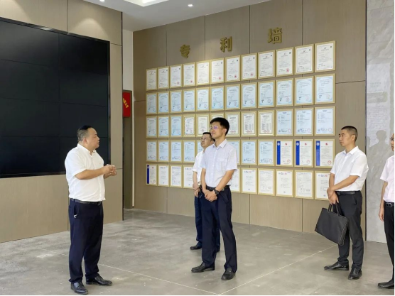 自貢市委常委、統(tǒng)戰(zhàn)部部長吳進(jìn)學(xué)一行 蒞臨沃輪電氣考察調(diào)研