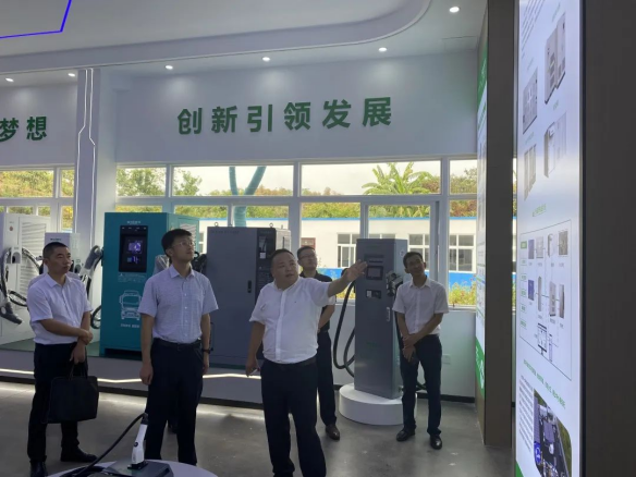 自貢市委常委、統(tǒng)戰(zhàn)部部長吳進(jìn)學(xué)一行 蒞臨沃輪電氣考察調(diào)研