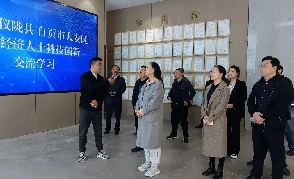 【領(lǐng)導(dǎo)關(guān)懷】南充市儀隴縣政協(xié)副主席張小玲率隊(duì)蒞臨沃輪電氣開展民營經(jīng)濟(jì)人士科技創(chuàng)新交流